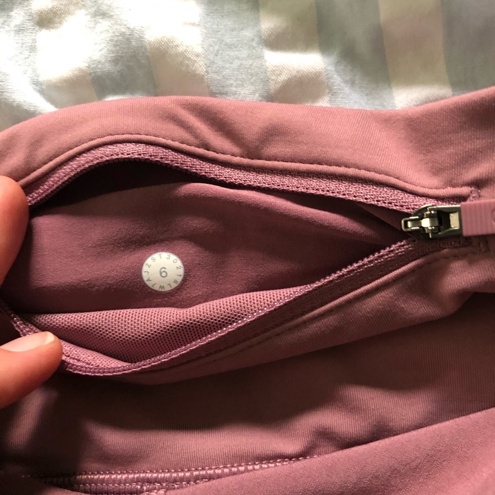 Lululemon hi rise speed shorts 2.5” figue size 6 - Picture 6 of 7